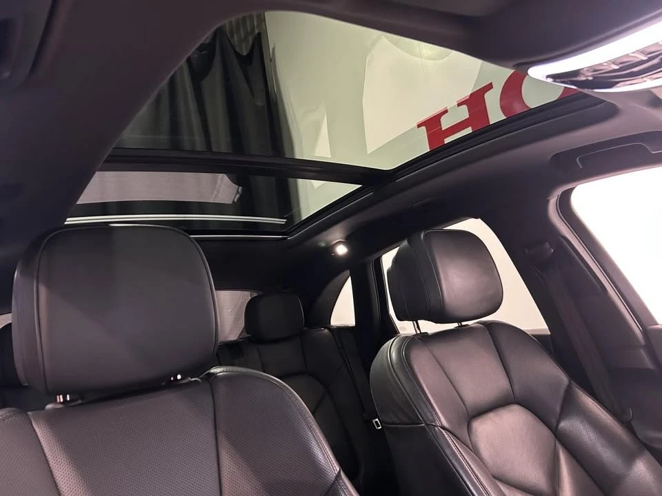 2023 Porsche Macan - Image 16 of 20