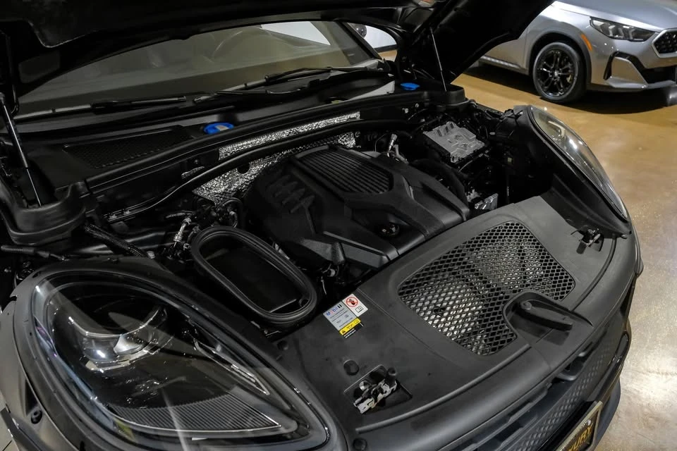 2023 Porsche Macan - Image 16 of 20