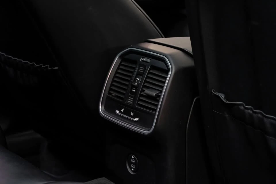 2023 Porsche Macan - Image 15 of 20