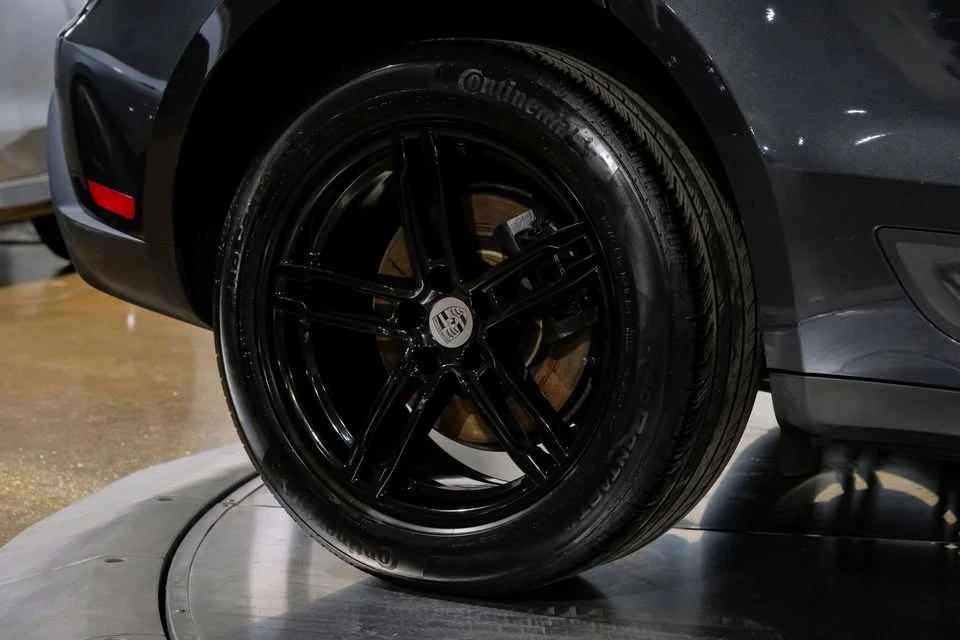 2023 Porsche Macan - Image 19 of 20