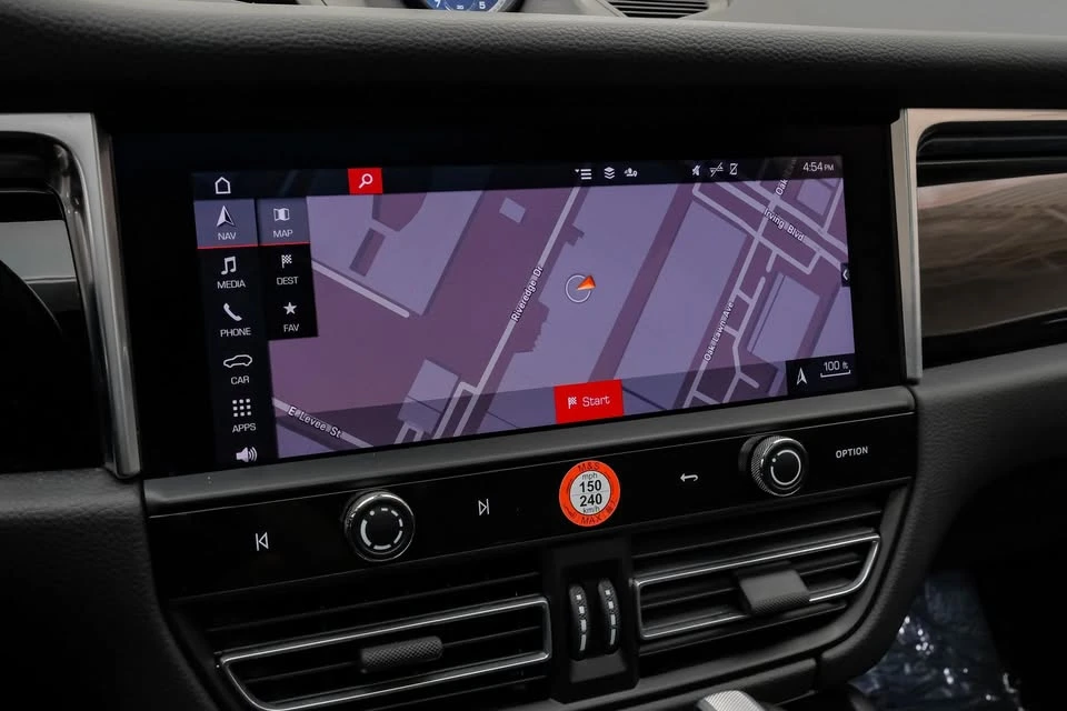 2023 Porsche Macan - Image 18 of 20