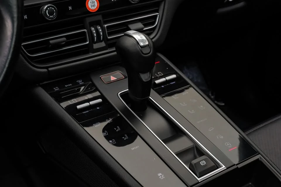 2023 Porsche Macan - Image 10 of 20