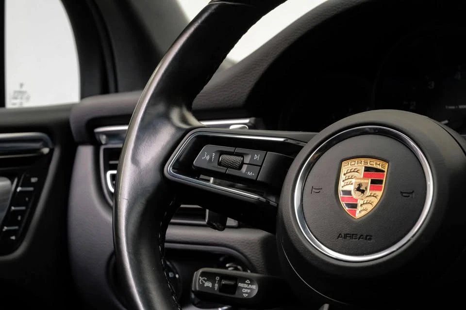2023 Porsche Macan - Image 15 of 20