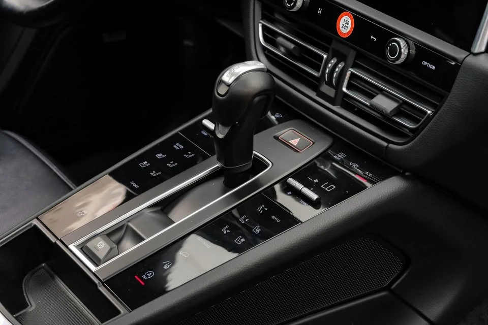 2023 Porsche Macan - Image 18 of 20