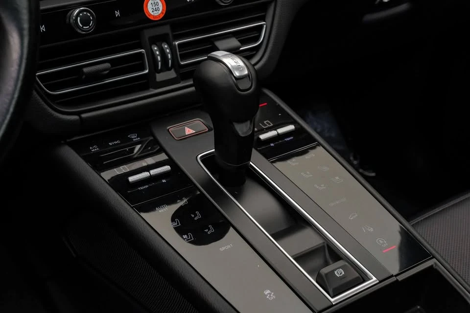2023 Porsche Macan - Image 12 of 20