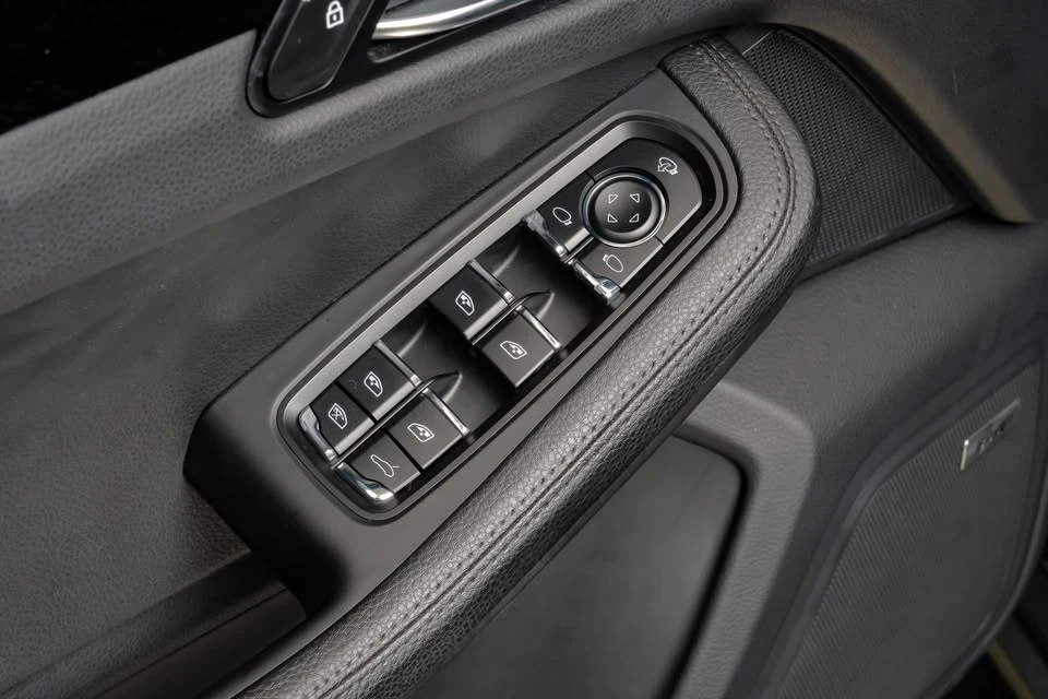2023 Porsche Macan - Image 10 of 20