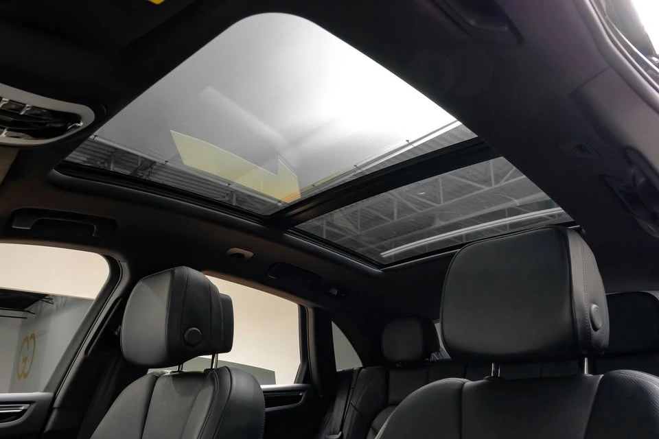 2023 Porsche Macan - Image 16 of 20