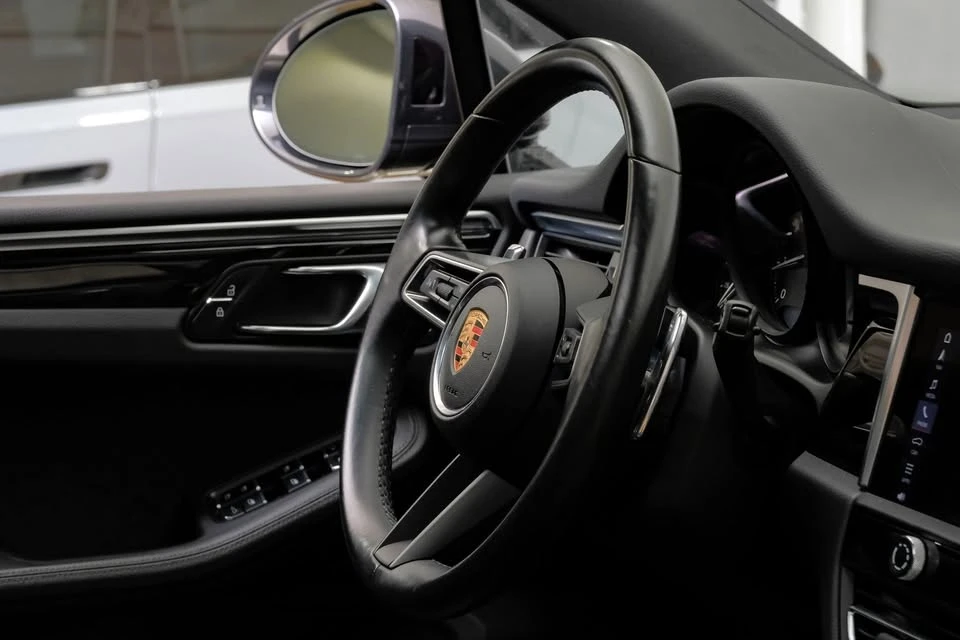 2023 Porsche Macan - Image 15 of 20
