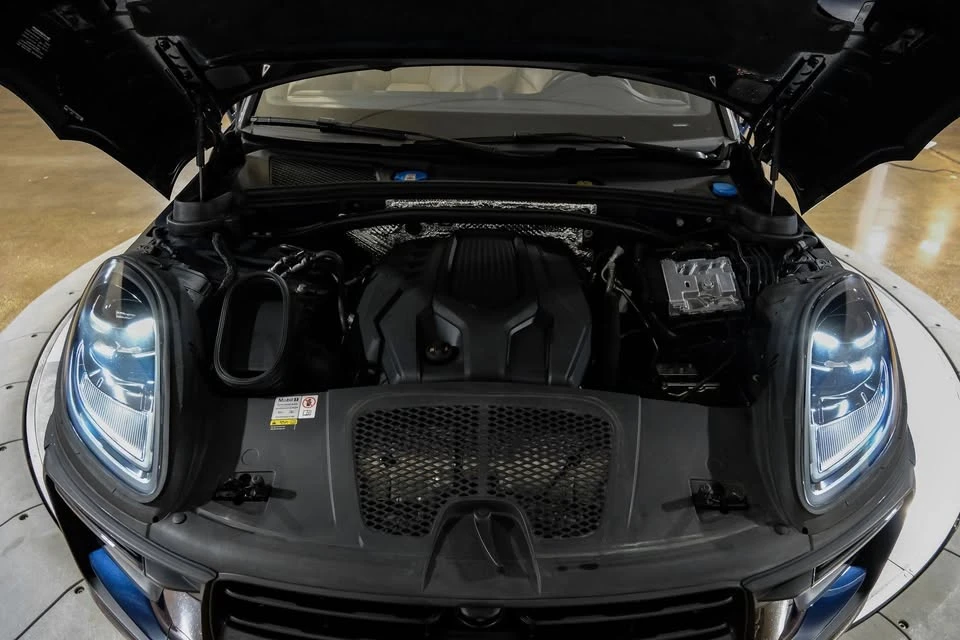 2023 Porsche Macan - Image 14 of 20