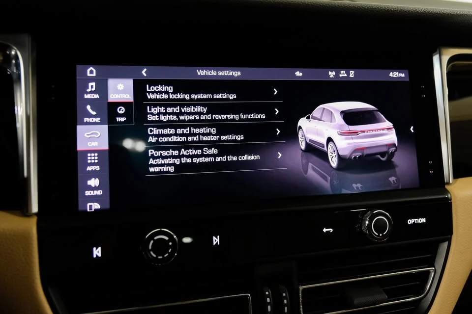 2023 Porsche Macan - Image 17 of 20