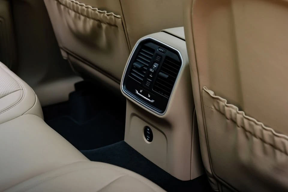 2023 Porsche Macan - Image 18 of 20