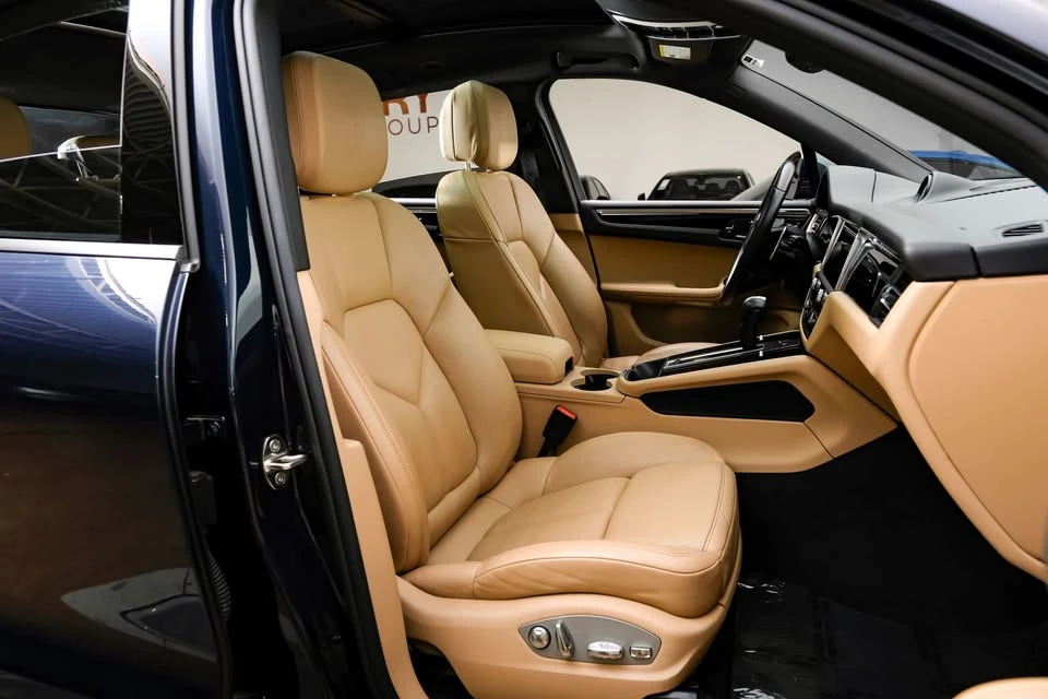 2023 Porsche Macan - Image 17 of 20