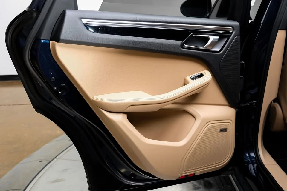 2023 Porsche Macan - Image 16 of 20