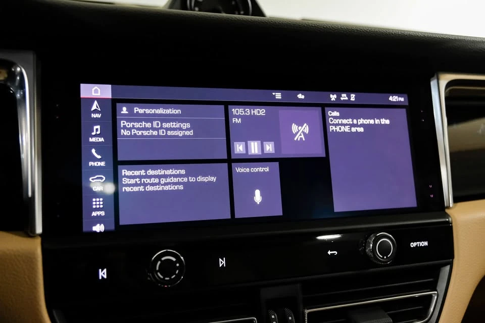2023 Porsche Macan - Image 17 of 20