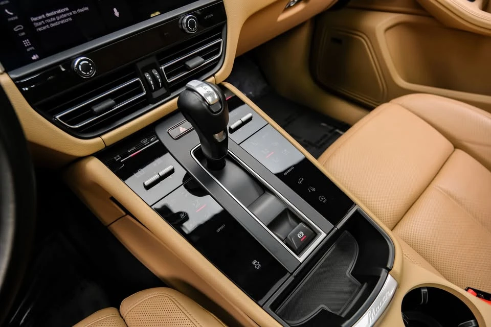 2023 Porsche Macan - Image 12 of 20