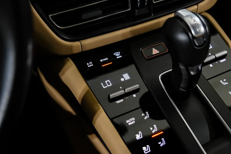 2023 Porsche Macan - Image 7 of 20
