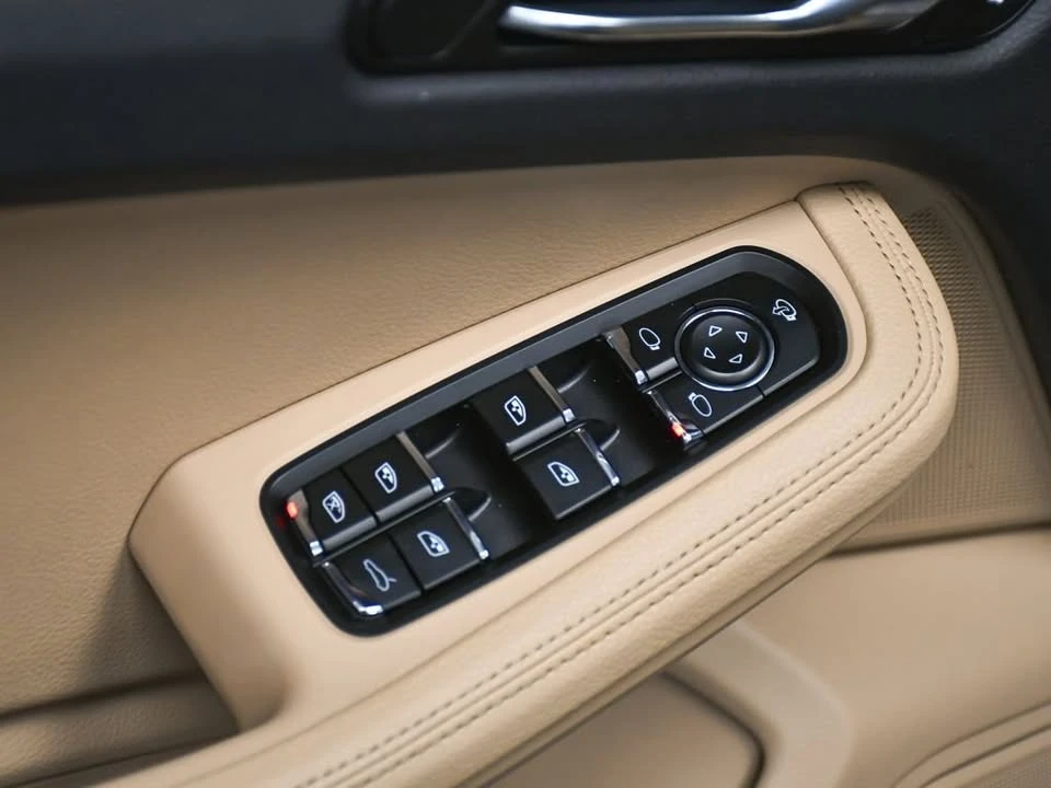 2023 Porsche Macan - Image 7 of 17