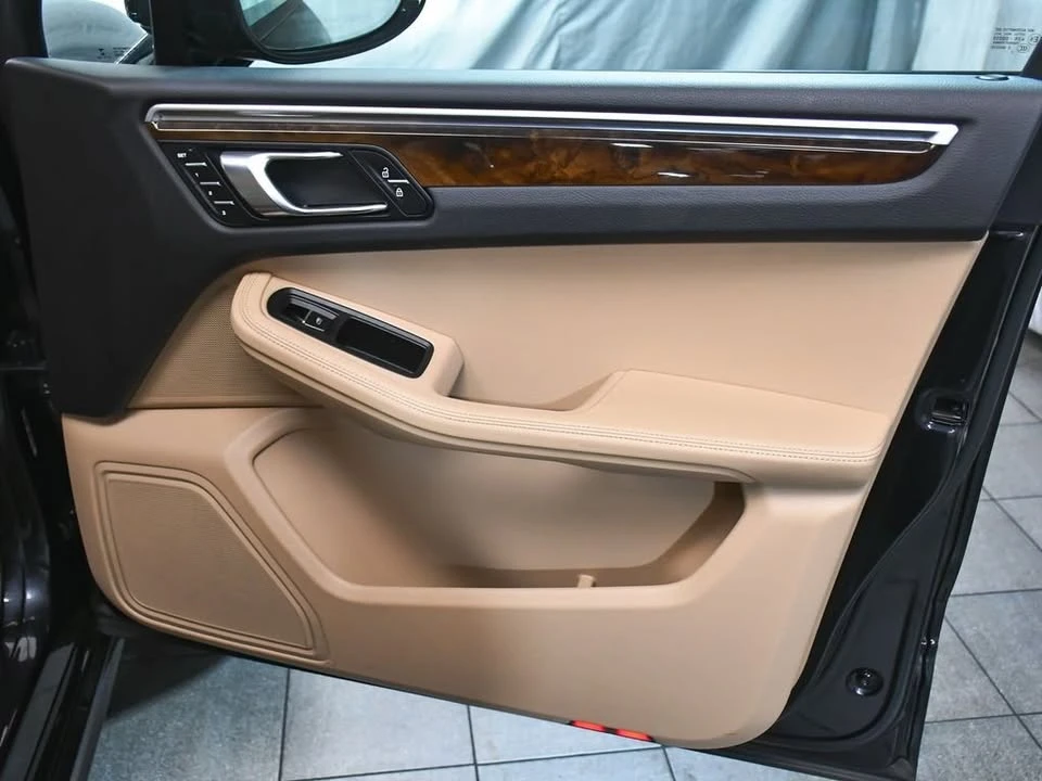 2023 Porsche Macan - Image 10 of 17