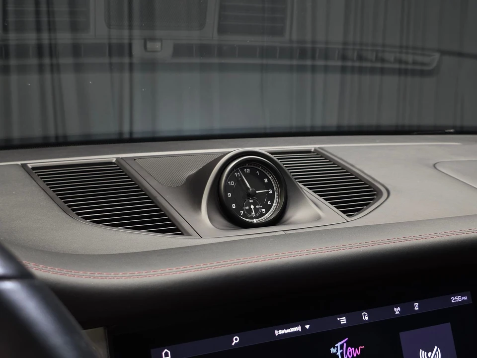 2023 Porsche Macan - Image 24 of 31