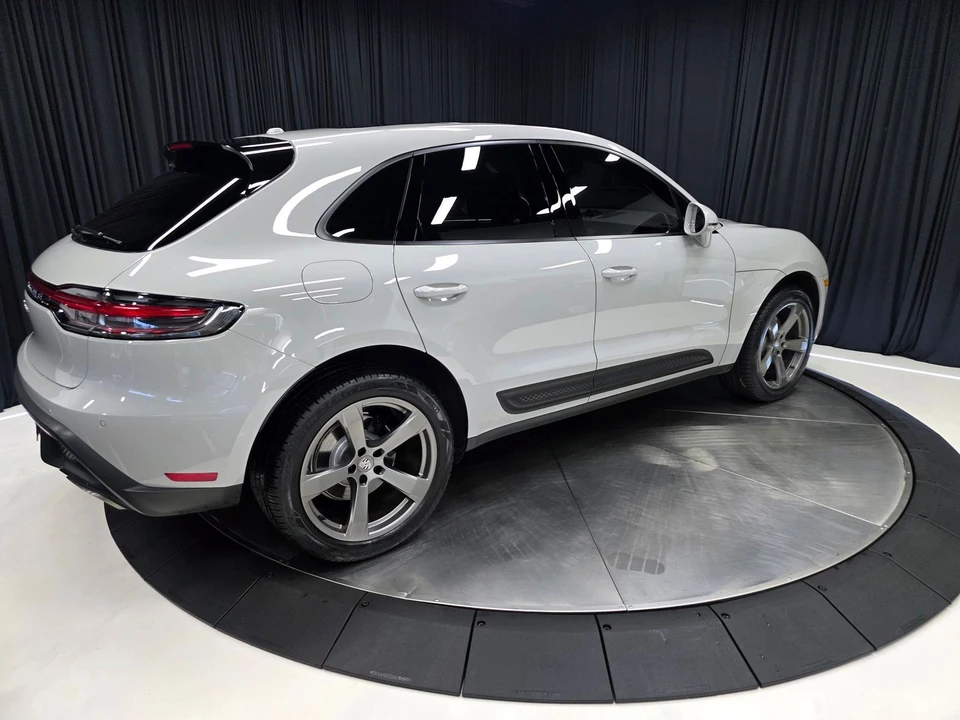 2023 Porsche Macan - Image 13 of 31
