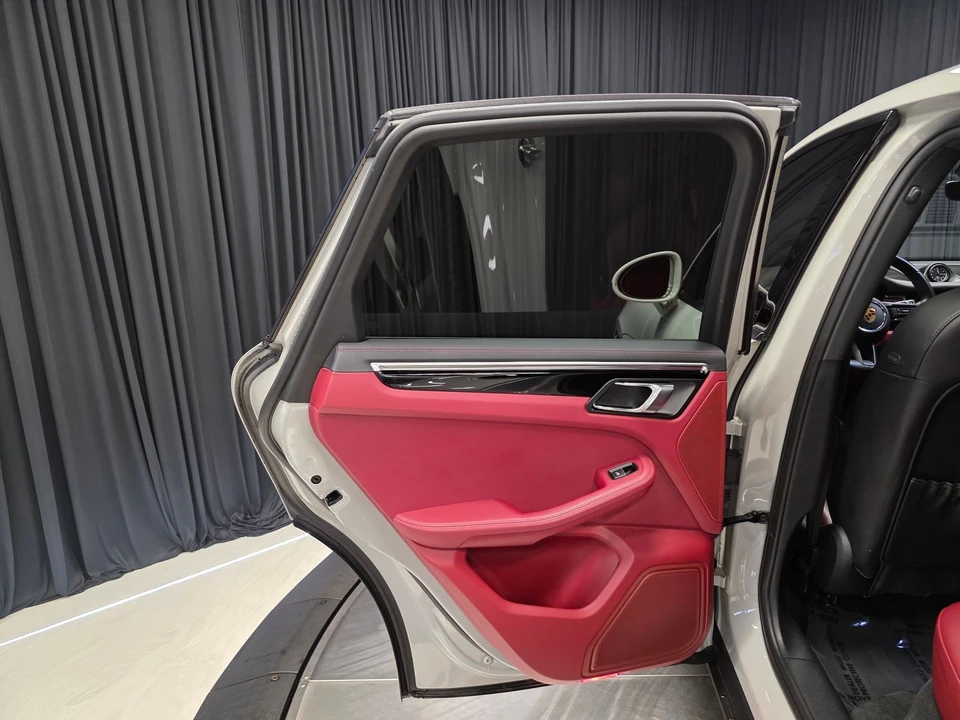 2023 Porsche Macan - Image 27 of 31