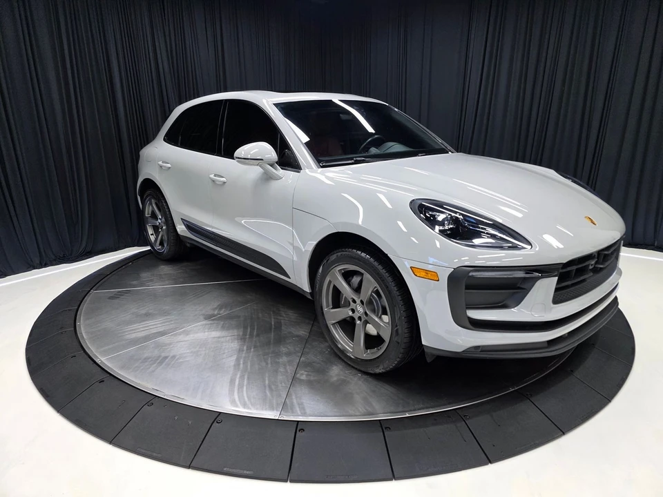 2023 Porsche Macan - Image 15 of 31