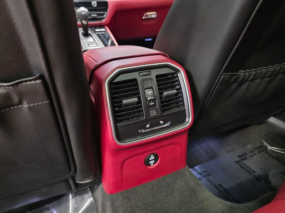 2023 Porsche Macan - Image 28 of 31