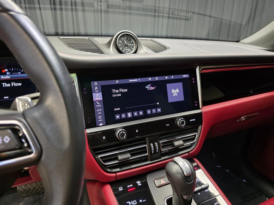 2023 Porsche Macan - Image 25 of 31