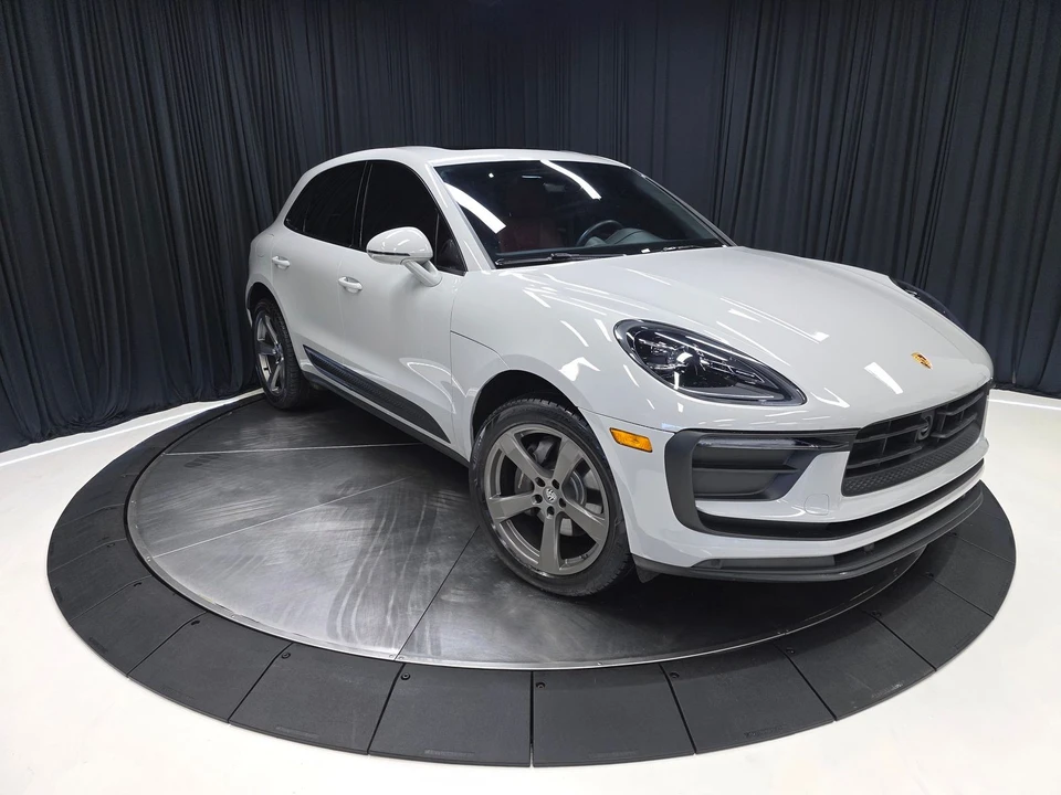 2023 Porsche Macan - Image 16 of 31