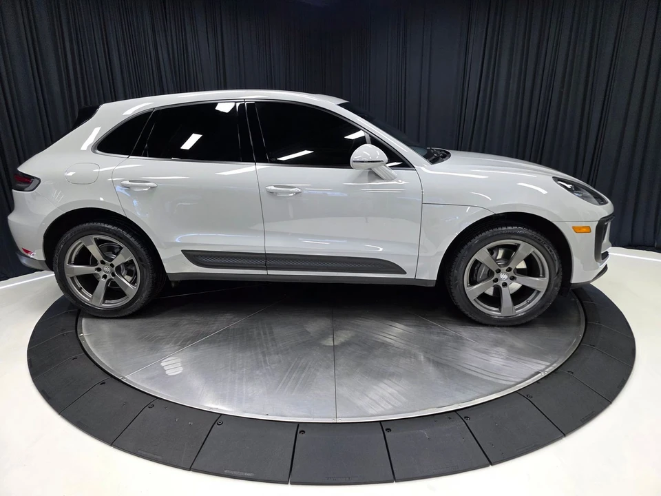 2023 Porsche Macan - Image 14 of 31