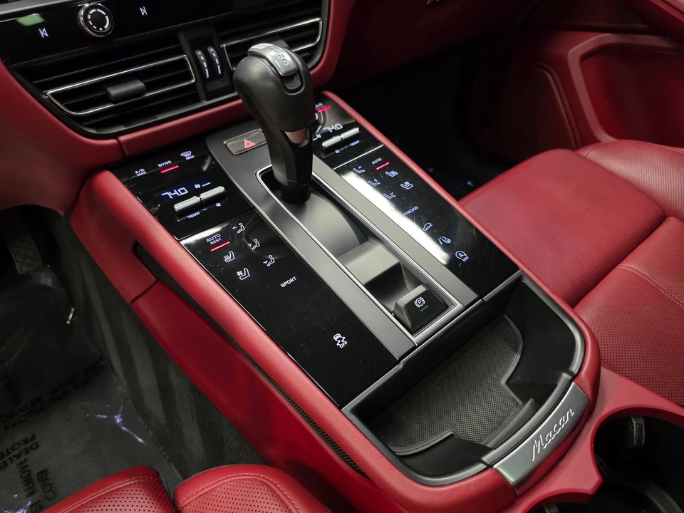 2023 Porsche Macan - Image 26 of 31