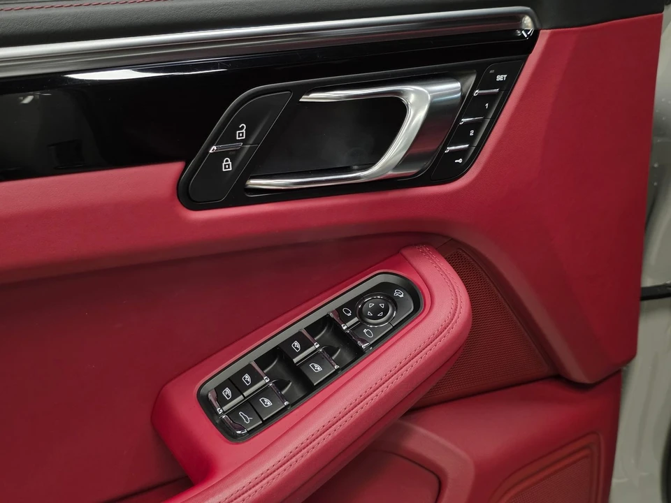 2023 Porsche Macan - Image 17 of 31