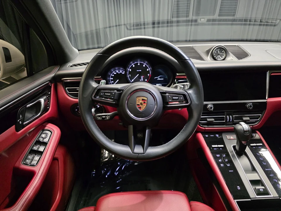 2023 Porsche Macan - Image 21 of 31