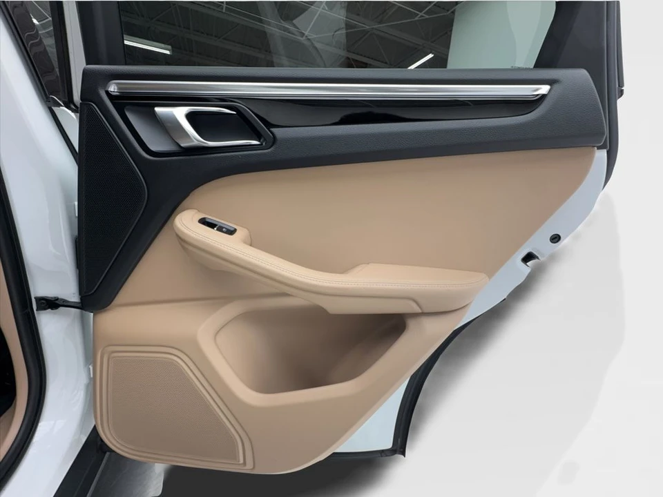 2023 Porsche Macan - Image 30 of 31
