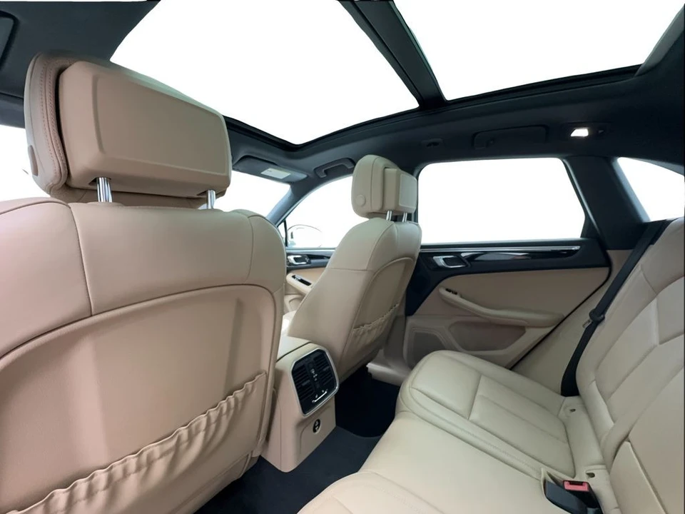 2023 Porsche Macan - Image 25 of 31
