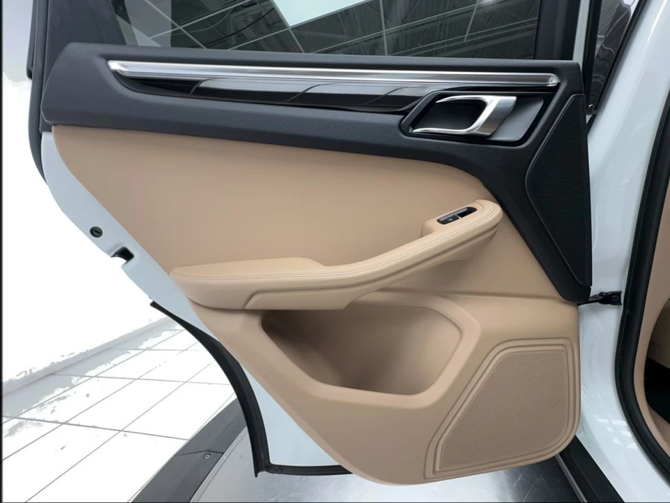 2023 Porsche Macan - Image 27 of 31