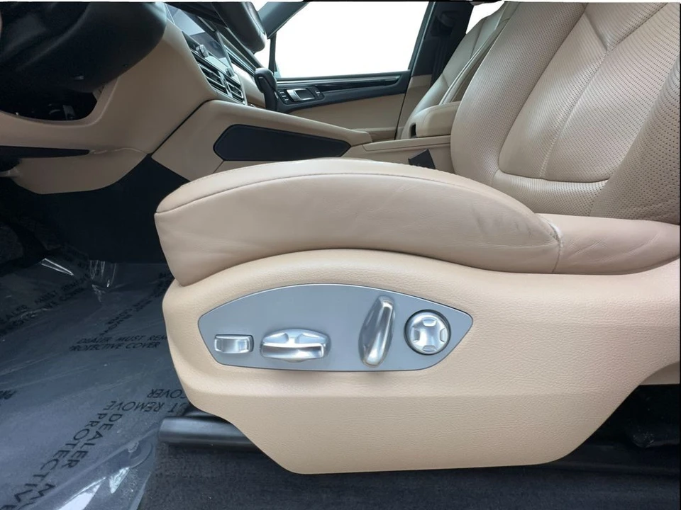 2023 Porsche Macan - Image 24 of 31