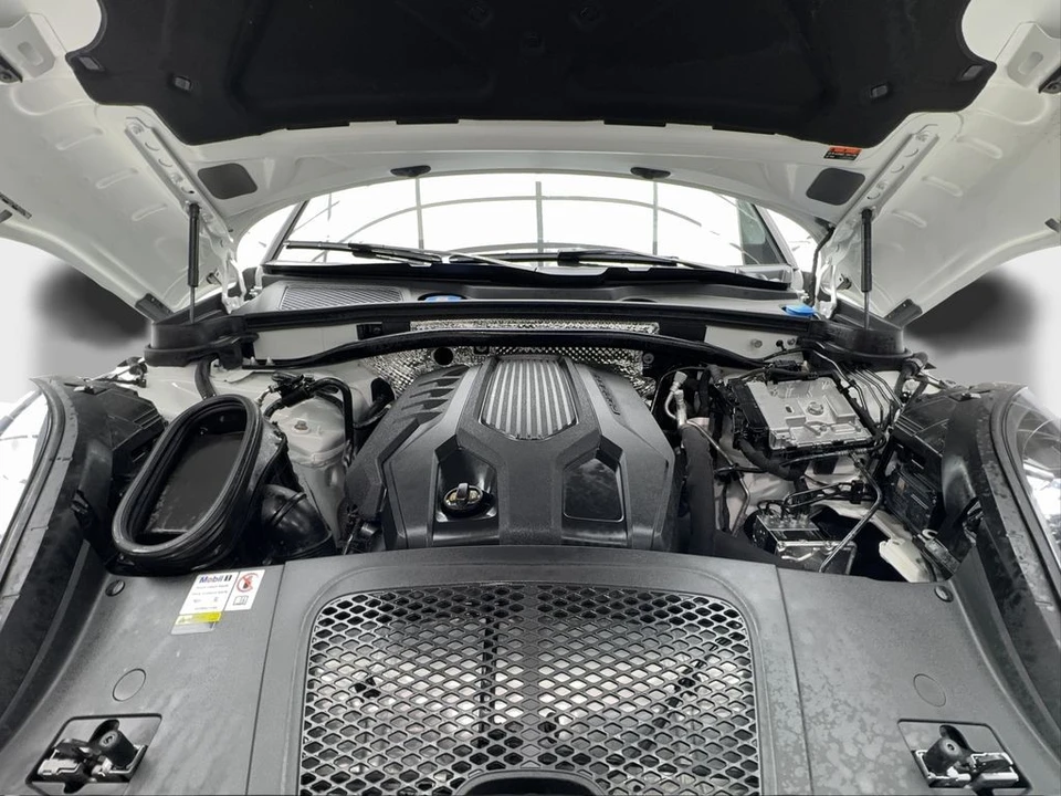2023 Porsche Macan - Image 17 of 31