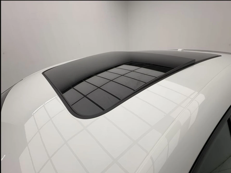 2023 Porsche Macan - Image 11 of 31