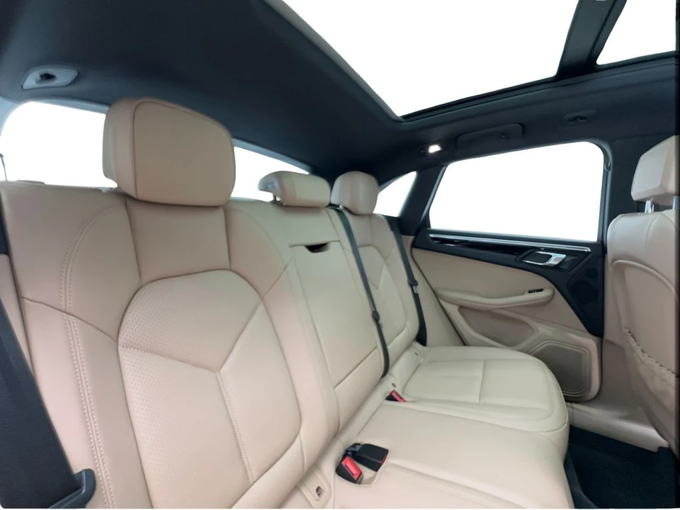 2023 Porsche Macan - Image 28 of 31