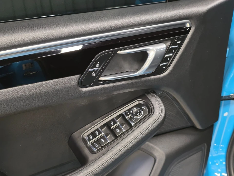 2023 Porsche Macan - Image 15 of 21
