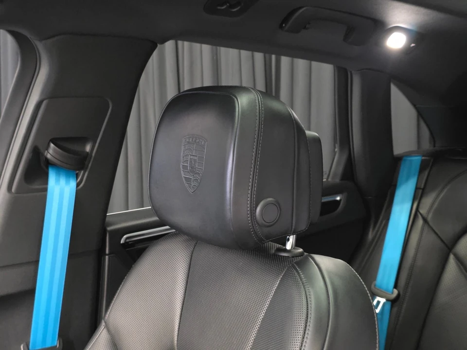 2023 Porsche Macan - Image 18 of 21