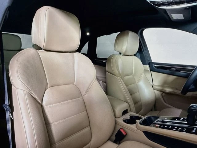 2023 Porsche Macan - Image 18 of 20