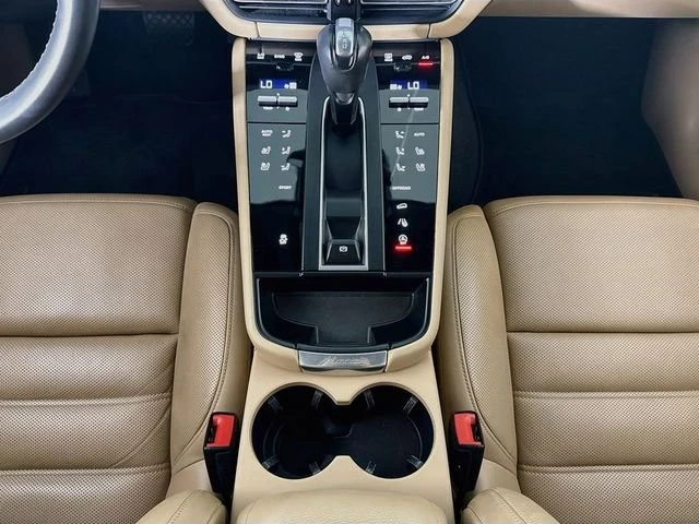 2023 Porsche Macan - Image 16 of 20