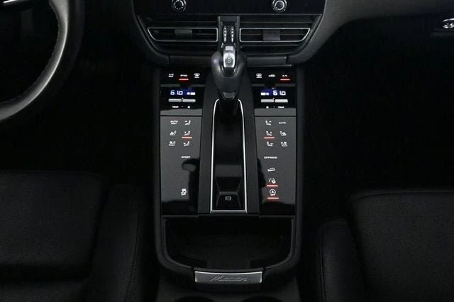 2023 Porsche Macan - Image 16 of 20