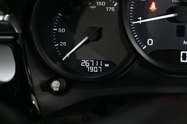 2023 Porsche Macan - Image 14 of 20
