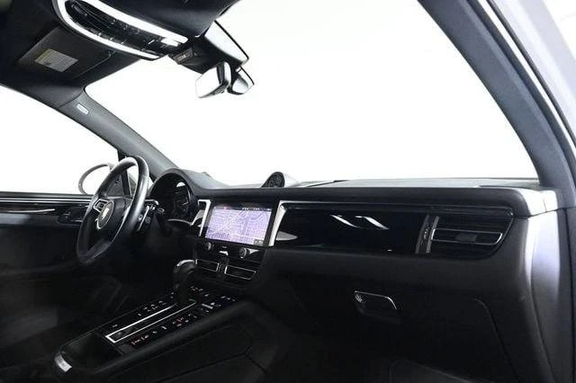 2023 Porsche Macan - Image 17 of 20