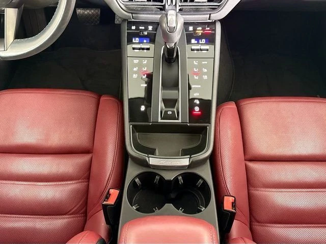 2023 Porsche Macan - Image 16 of 20
