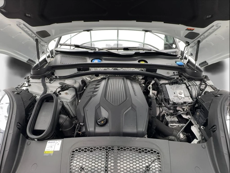 2023 Porsche Macan - Image 17 of 21