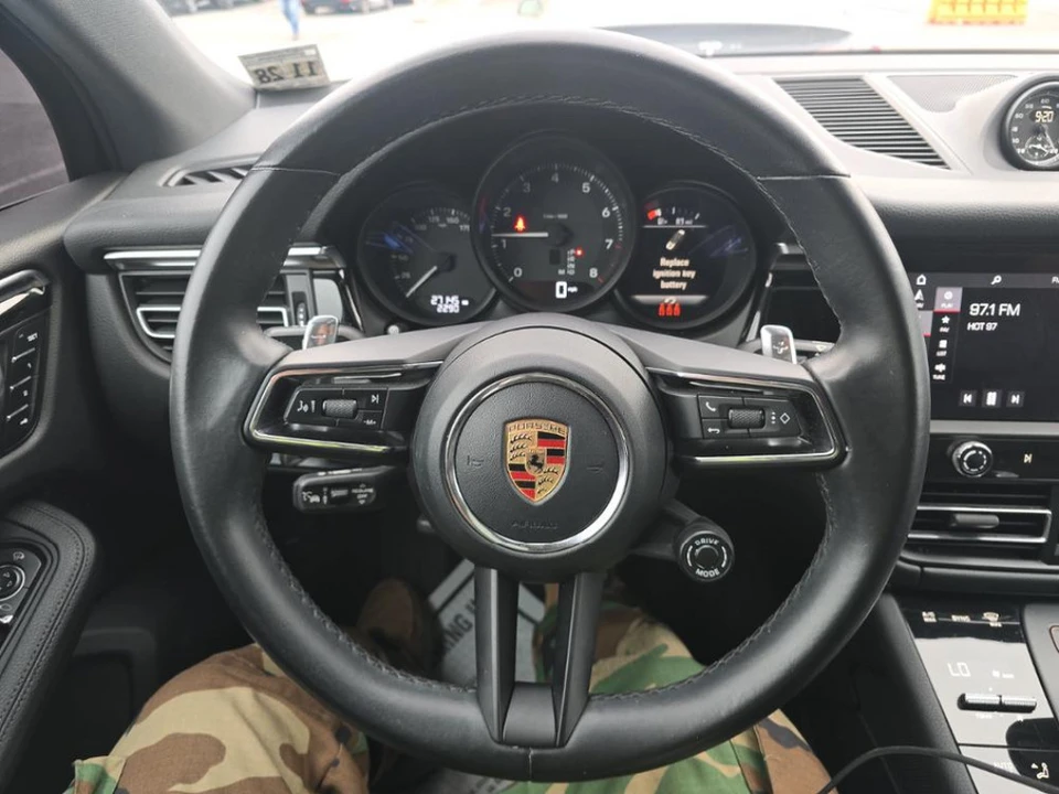 2023 Porsche Macan - Image 6 of 10